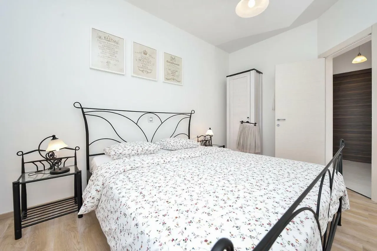 Apartments Feel Good Sukošan 0*,